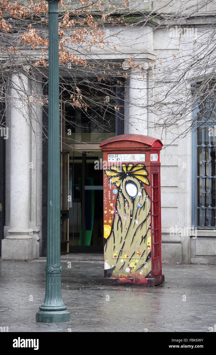 Street art sur une friche téléphone fort à la place de la liberté dans la ville portugaise Porto Banque D'Images