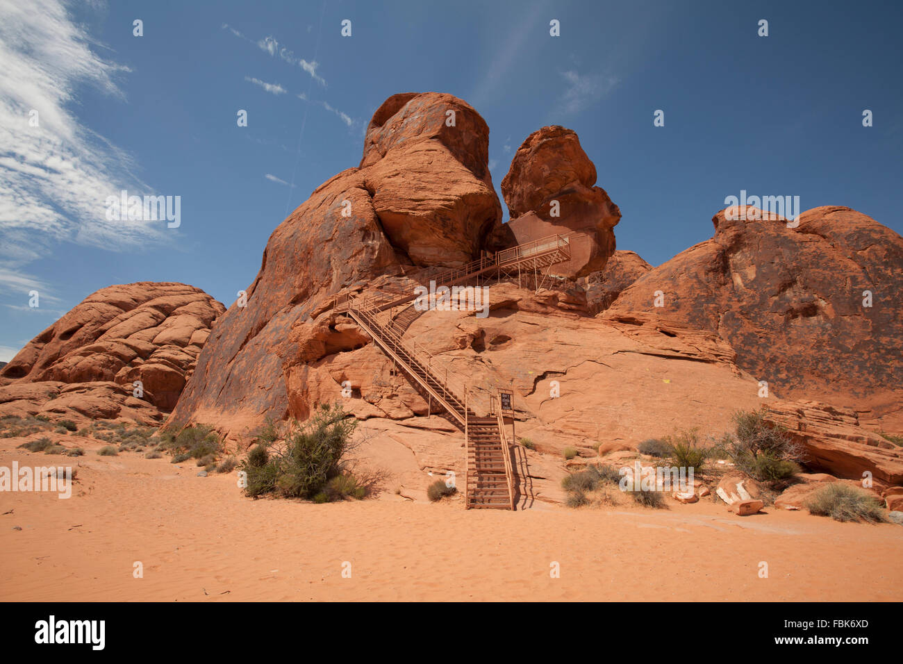 Étapes suivantes jusqu'à l'Atlatl Rock pétroglyphes, l'art indien, dans le parc national de la Vallée de Feu, Nevada Banque D'Images