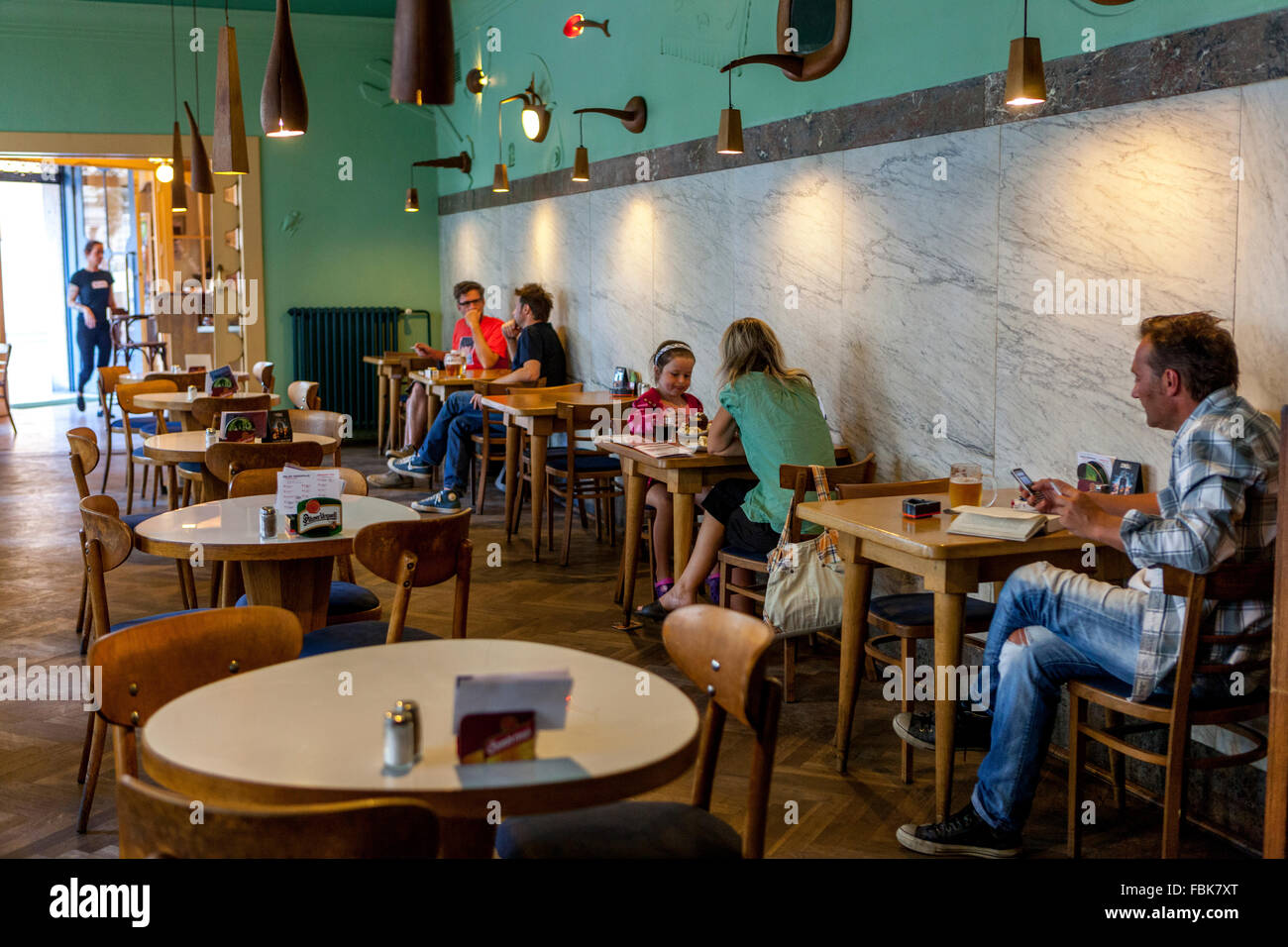 Café Bar à l'intérieur de Prague Palac Akropolis, Zizkov, Prague, République Tchèque Banque D'Images