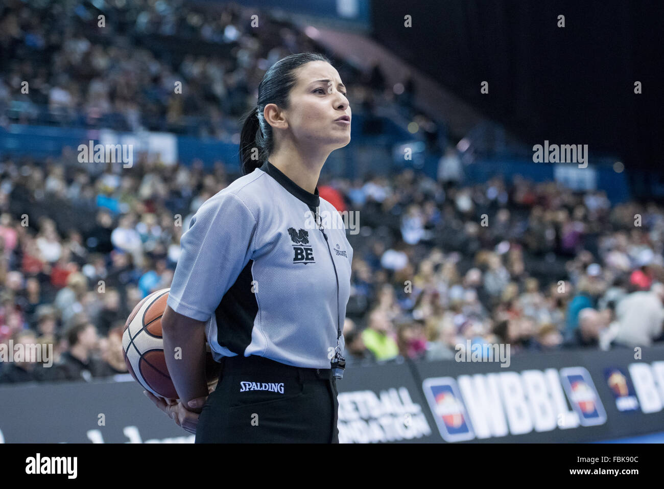 Birmingham, Royaume-Uni, 17 janvier 2016. Santé Westfield Sheffield chapeliers Barking beat Crusaders Abbaye 79-45 dans la finale du Trophée 2016 WBBL Barclaycard à Arena. L'arbitre. Credit : pmgimaging/Alamy Live News Banque D'Images