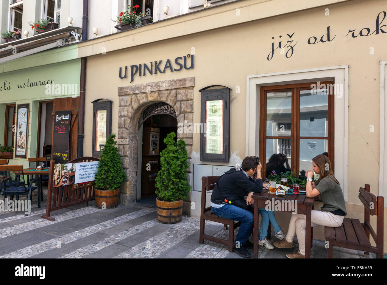 Les touristes de Prague dans le centre-ville, à l'extérieur du bar 'U Pinkasu' café de Prague, République tchèque Banque D'Images