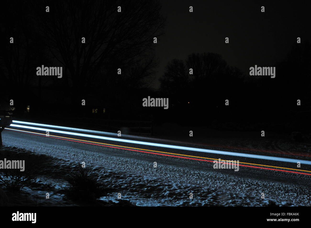 Une Audi avec LED Projecteurs provoque une teinte bleuâtre sur le chemin  déblayé partiellement Photo Stock - Alamy