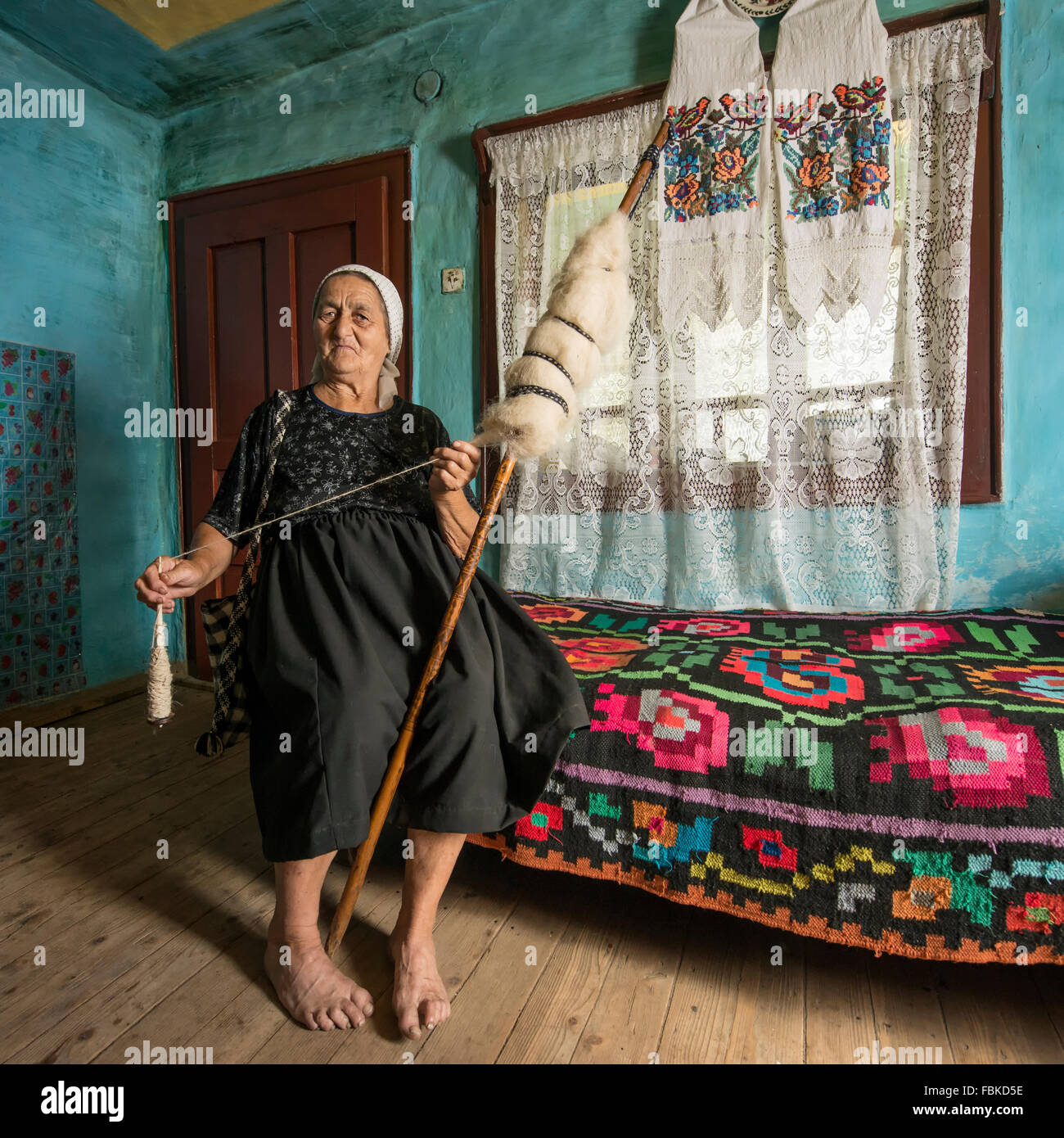 Portrait d'une femme âgée alors que la filature de la laine dans le district de Maramures, Roumanie Banque D'Images