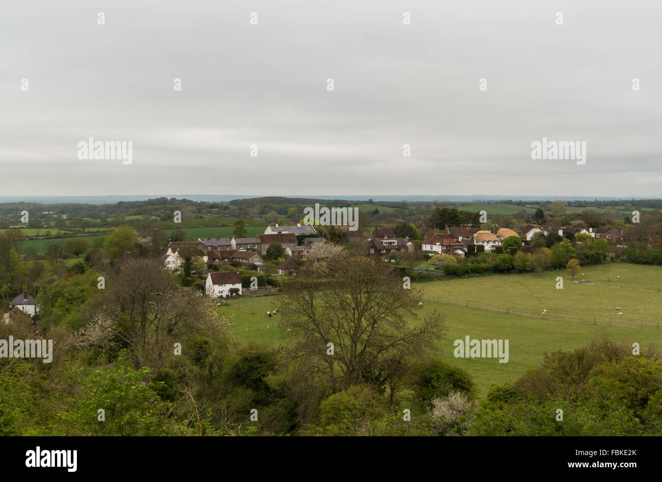 En regardant à travers la campagne du Sussex de l'Ouest en direction de Fulking, un village/hameau niché à la base des collines et escarpements Banque D'Images