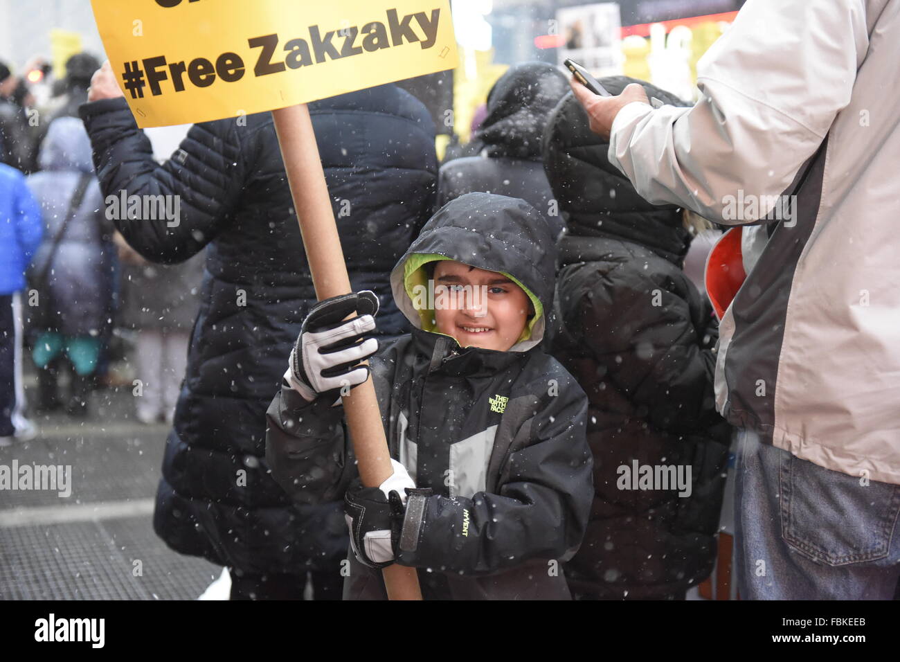 New York City, United States. 17 Jan, 2016. Des centaines de musulmans se sont réunis à Times Square pour protester contre l'exécution du gouvernement saoudien dissident de cheikh Nimr Baqir al-Nimr et exiger la libération de Cheikh Ibrahim Zakzaky. Credit : Andy Katz/Pacific Press/Alamy Live News Banque D'Images