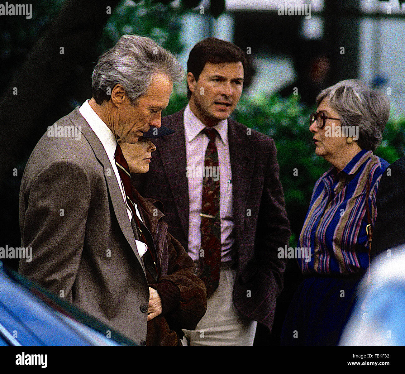 Washington, DC., USA, le 12 octobre, 1992 Clint Eastwood sur le tournage du film "dans la ligne de feu" de la scène de tournage de l'autre côté de la rue de la maison blanche. ici il parle avec Frances Fisher au cours d'une pause dans le tournage de la scène où eastwood est impliqué dans une poursuite à pied avec le personnage assassain John Malkovich dépeint. debout sur le côté droit est dylan mcdermott qui joue le rôle d'un autre agent des services secrets. crédit : mark reinstein Banque D'Images