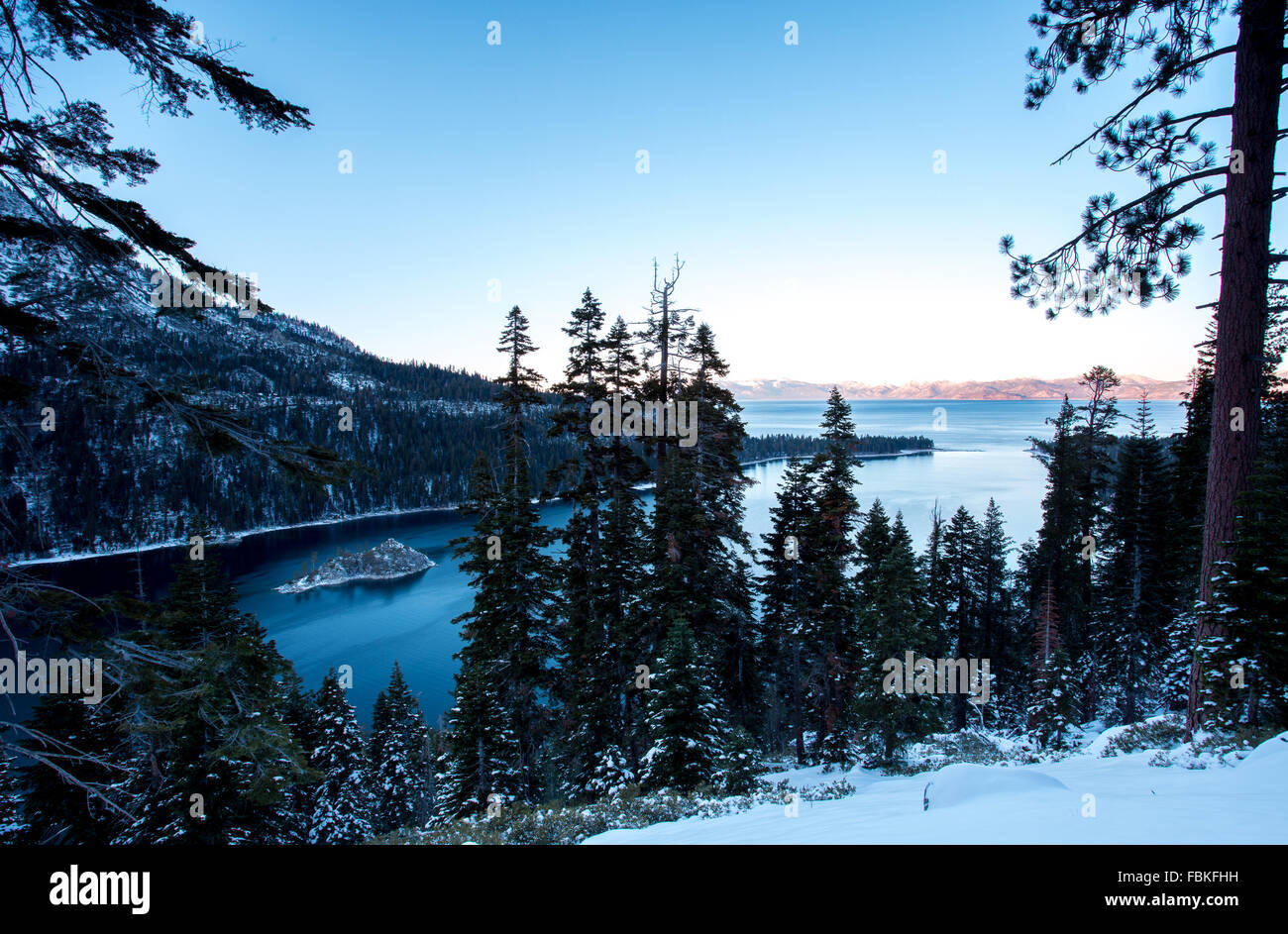 Montagnes couvertes de neige à Emerald Bay dans la région de South Lake Tahoe, en Californie Banque D'Images
