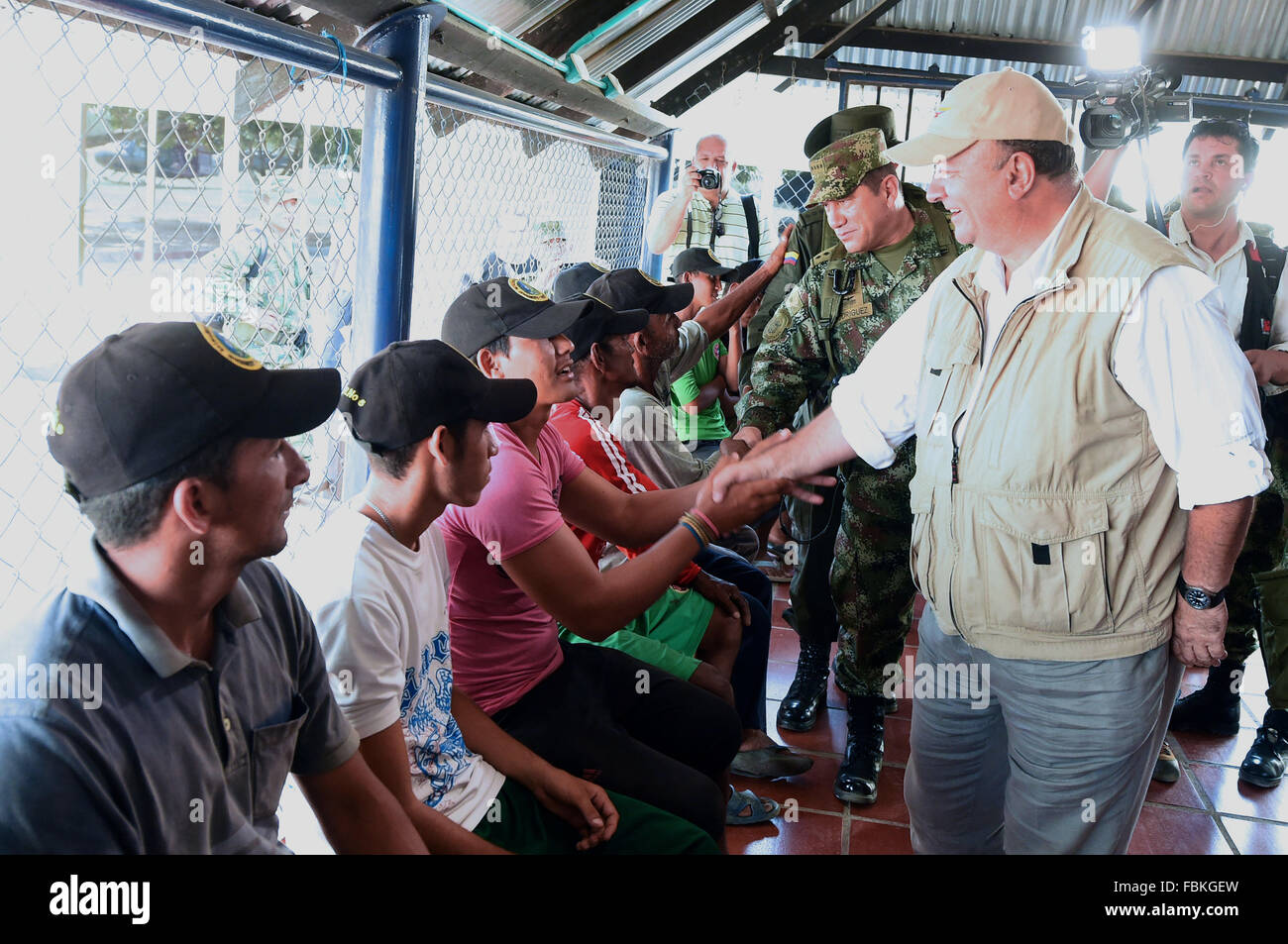 Cesar, la Colombie. 17 Jan, 2016. Image fournie par la Colombie montre le ministère de la Défense le ministre de la défense colombien Luis Carlos Villegas (R) rencontre avec 15 pêcheurs sauvés qui avait été enlevé par l'Armée de libération nationale dans le département de Cesar, Colombie, le 17 janvier 2016. Credit : Javier Casella/MINDEFENSA/Xinhua/Alamy Live News Banque D'Images