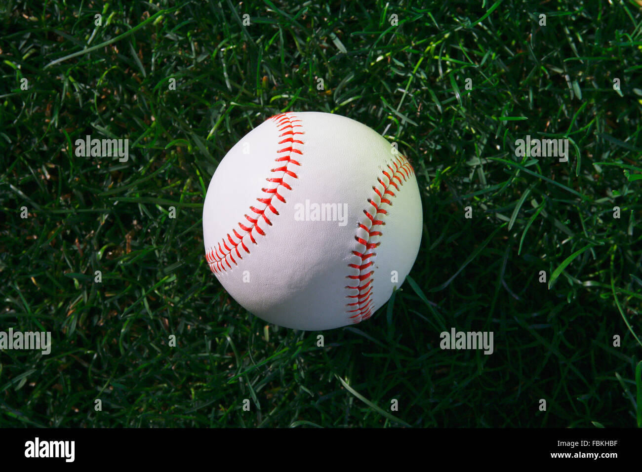 Balle de baseball sur l'herbe Banque D'Images