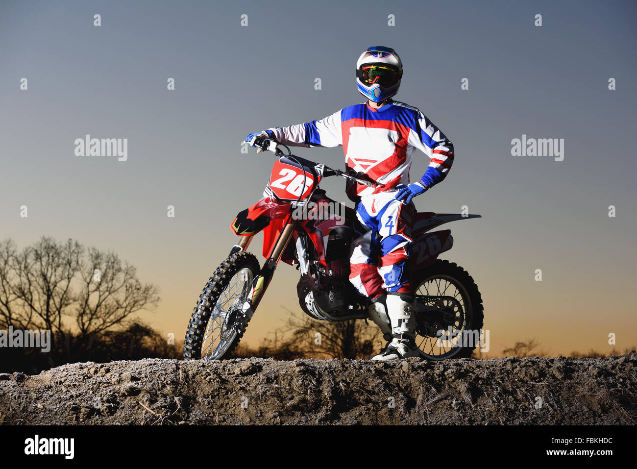 Biker Motocross sur un chemin de terre Banque D'Images