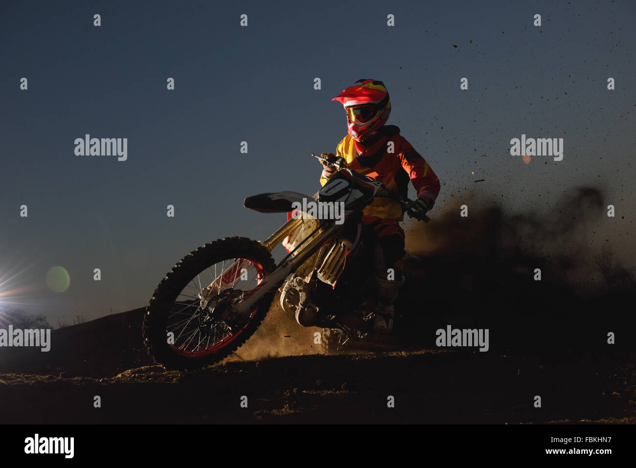 Biker Motocross sur un chemin de terre Banque D'Images