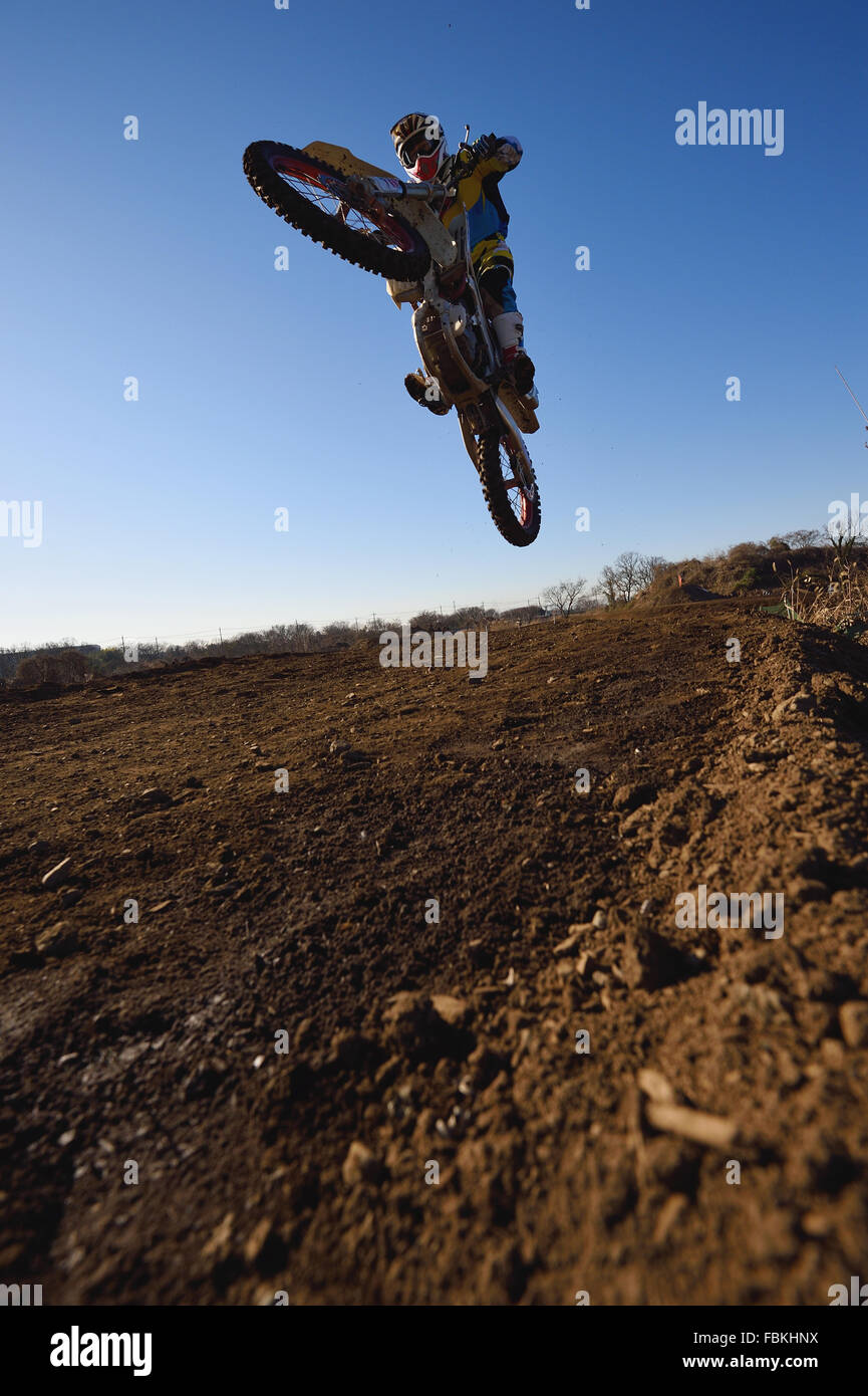 Biker Motocross sur un chemin de terre Banque D'Images