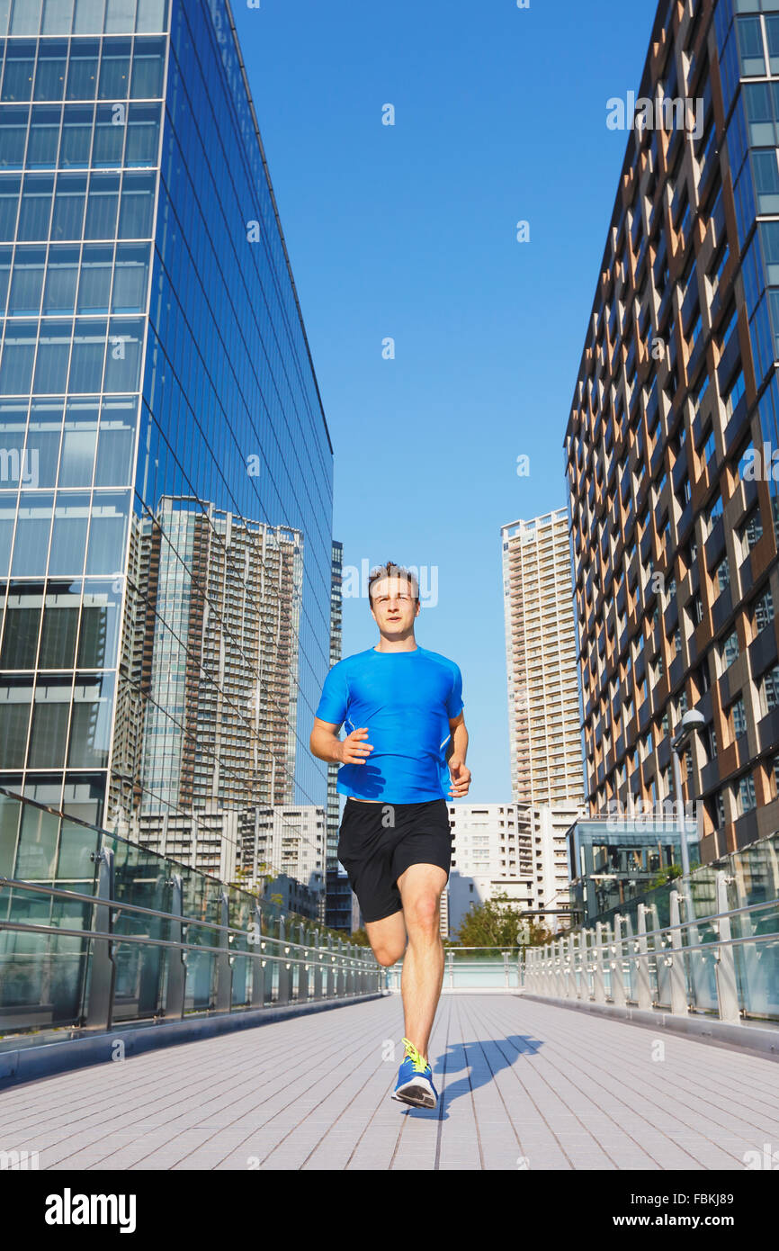 Young Caucasian man running en zone métropolitaine Banque D'Images