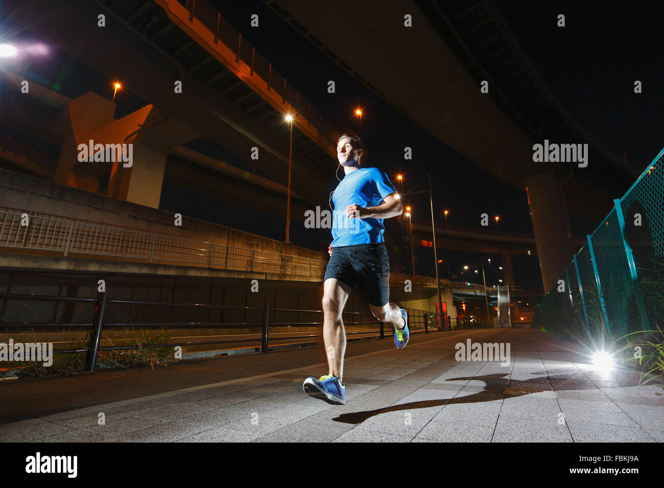 Young Caucasian man running en zone métropolitaine Banque D'Images