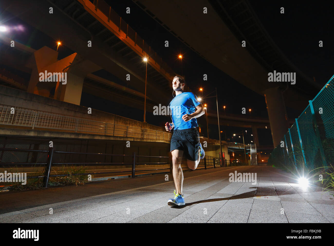 Young Caucasian man running en zone métropolitaine Banque D'Images