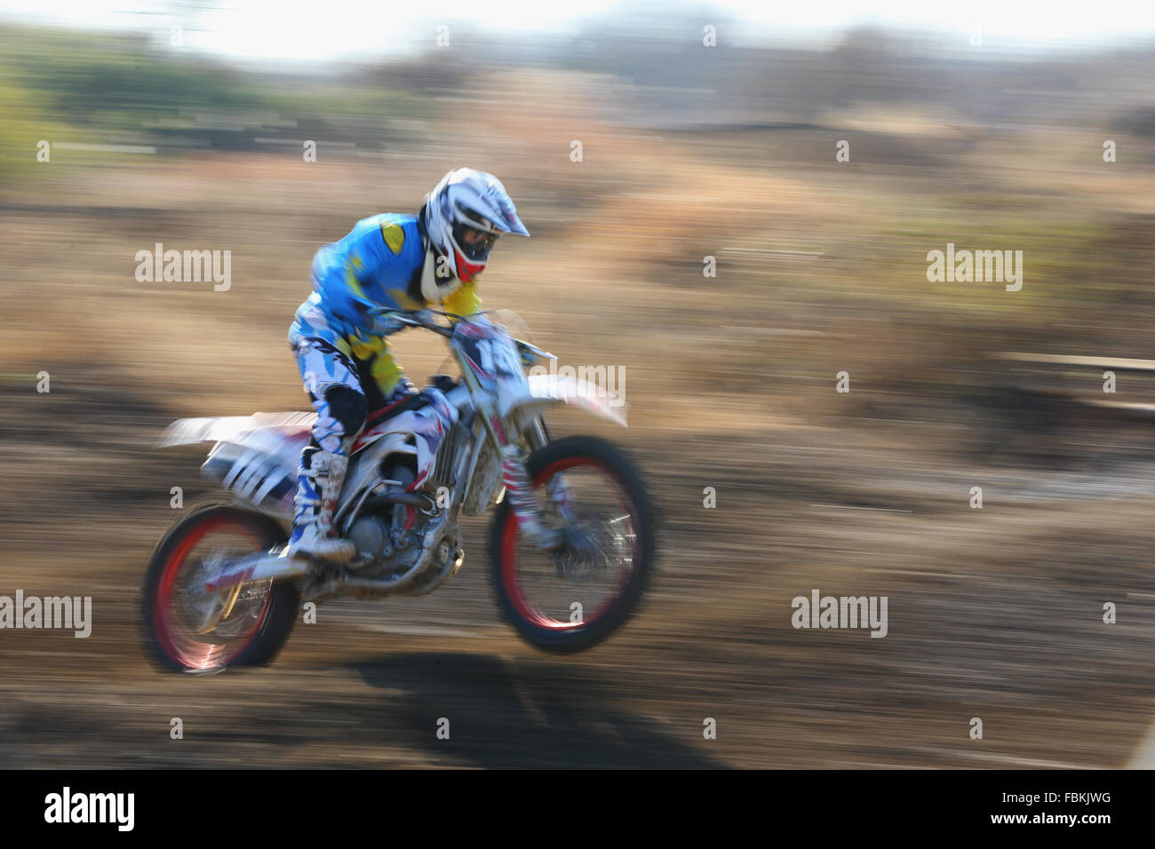 Biker Motocross sur un chemin de terre Banque D'Images