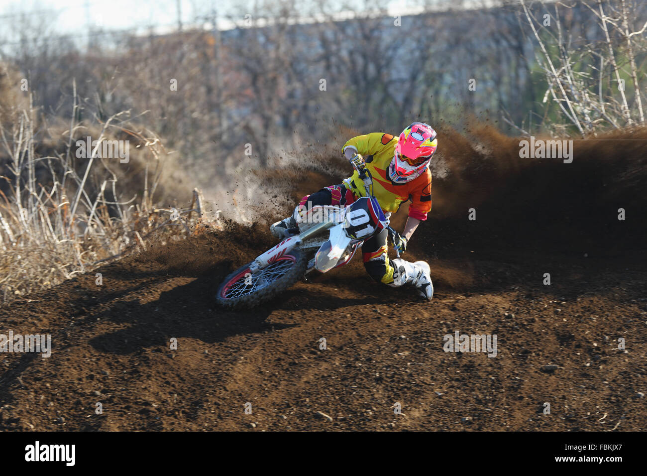 Biker Motocross sur un chemin de terre Banque D'Images