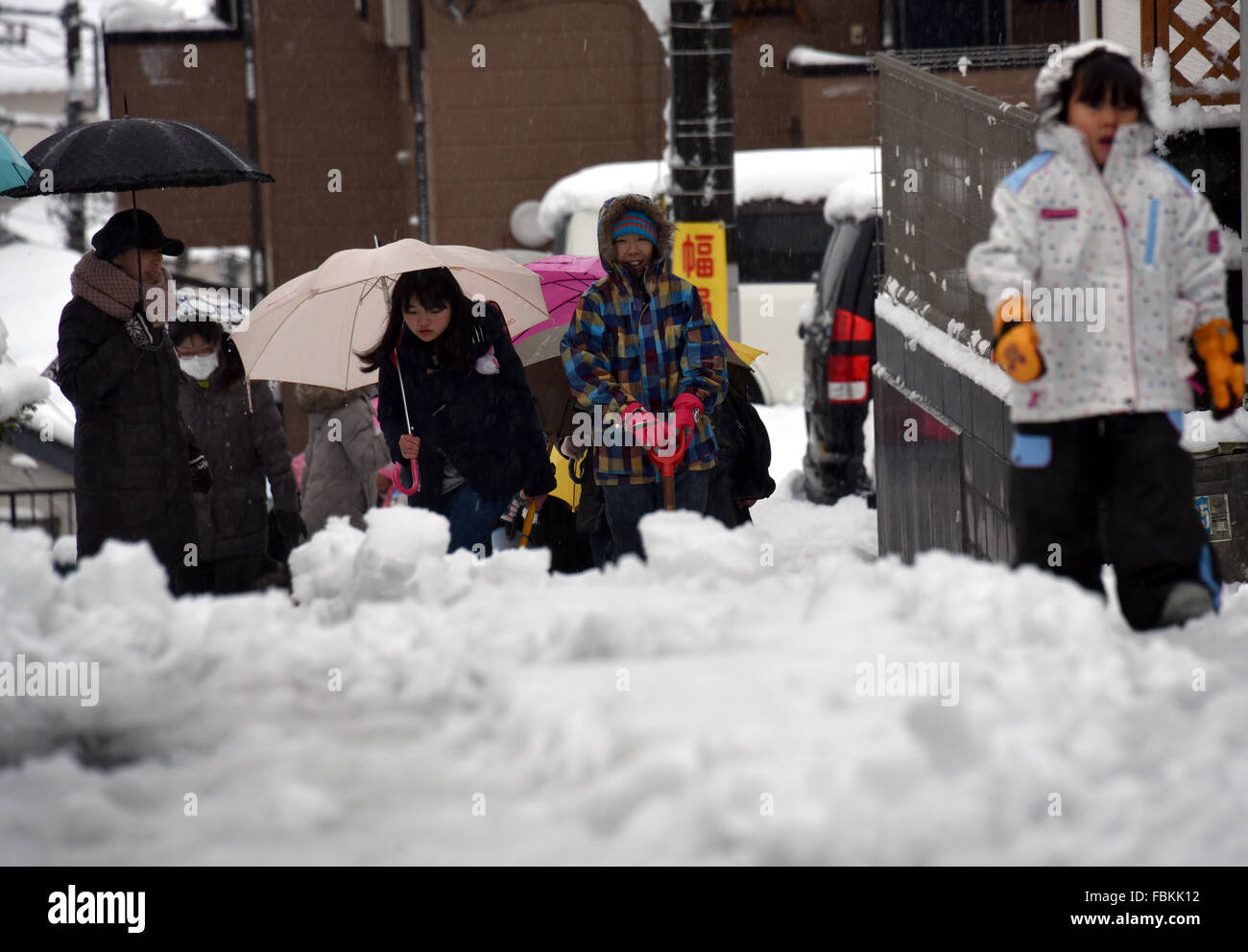 Tokorozawa, au Japon. 18 janvier, 2016. Les enfants font leur chemin au sein d'un groupe d'une école locale pour un démarrage tardif des classes en raison de la neige à Tokorozawa, Tokyos banlieues ouest, le lundi 18 janvier, 2016 a atteint 6 centimètres de neige.au centre-ville de Tokyo, causant des blessures à plus de 100 personnes et les perturbations dans les transports. Credit : Natsuki Sakai/AFLO/Alamy Live News Banque D'Images