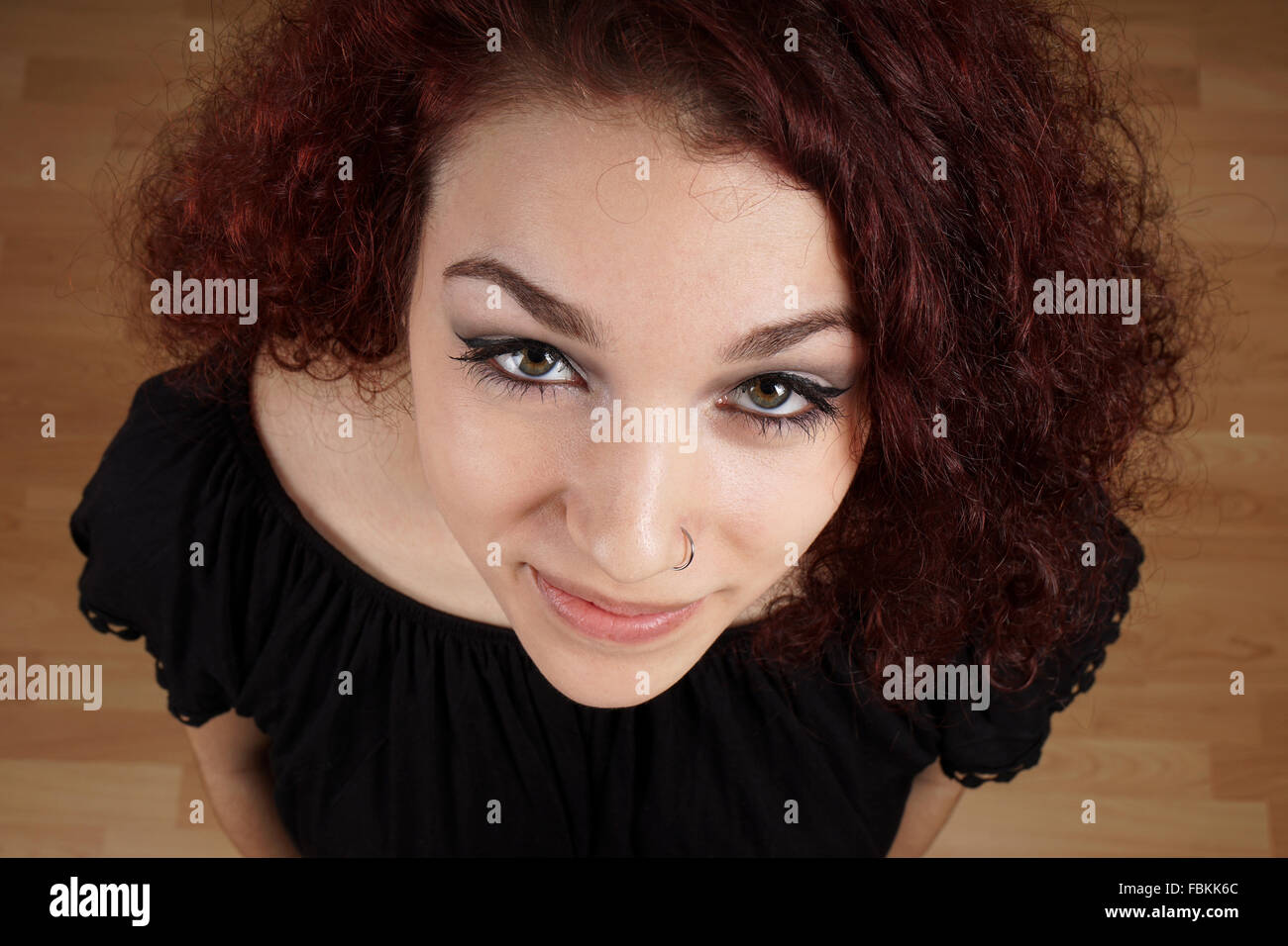 Large high angle view of beautiful young woman looking up Banque D'Images