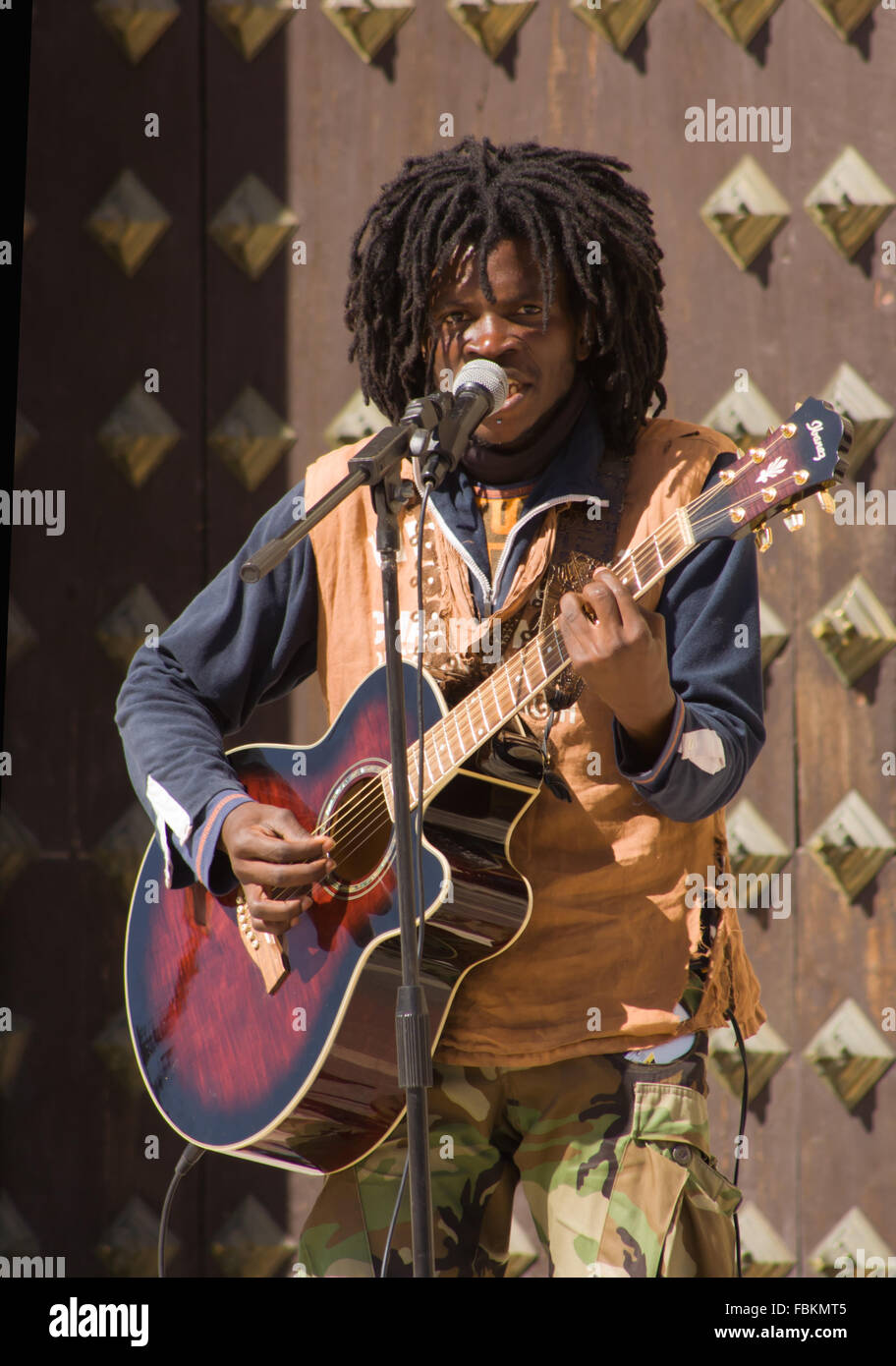 GRANADA, ESPAGNE, LE 7 MARS : rasta noir homme jouant au musicien de la rue du centre-ville de Grenade, Espagne le 7 mars 2009 Banque D'Images