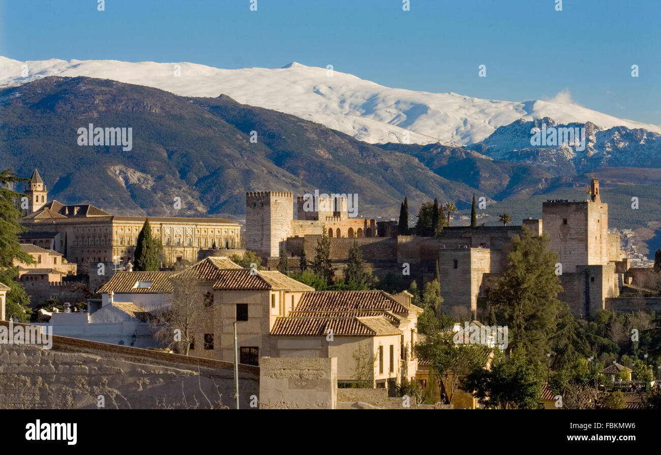 L'Alhambra de Grenade en Espagne, avec les montagnes enneigées de la Sierra Nevada comme backgorund . Photo prise de l'Albaicin, le quartier maure d Banque D'Images