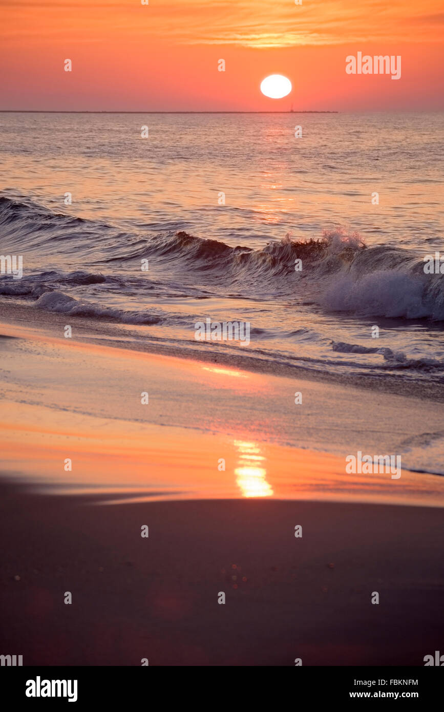 Le lever du soleil sur la plage de Cape May (New Jersey). Banque D'Images