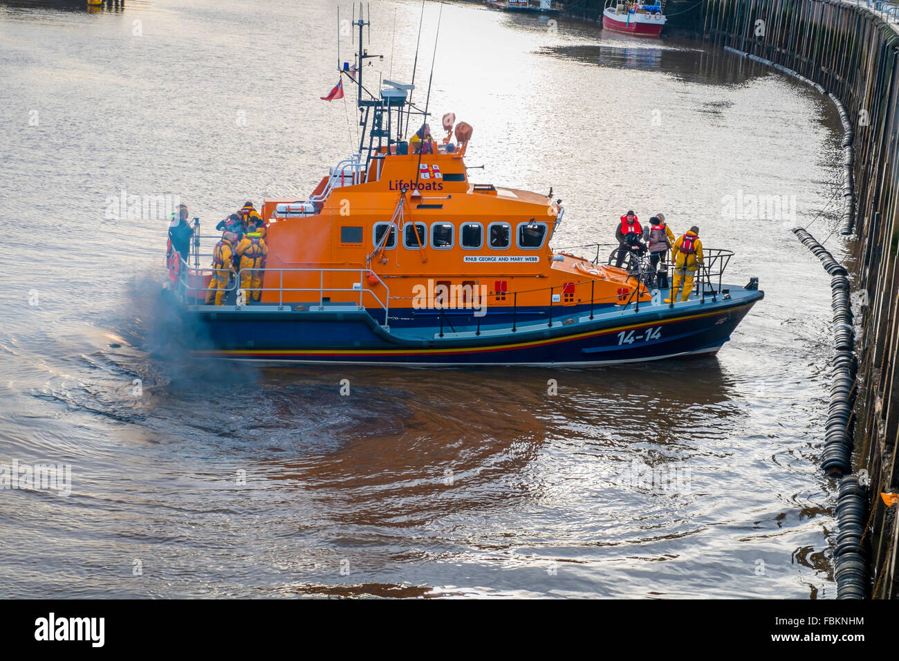 Le Whitby Lifeboat 'George et Mary Webb' manoeuvres dans le port avec un film d'équipage à bord Banque D'Images