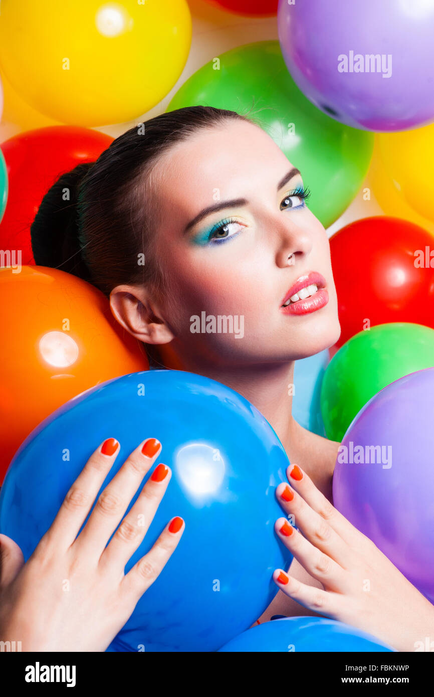 Girl Portrait beauté maquillage colorés, vernis à ongles et accessoires. Studio Shot colorés de femme drôle. Des couleurs vives. Banque D'Images