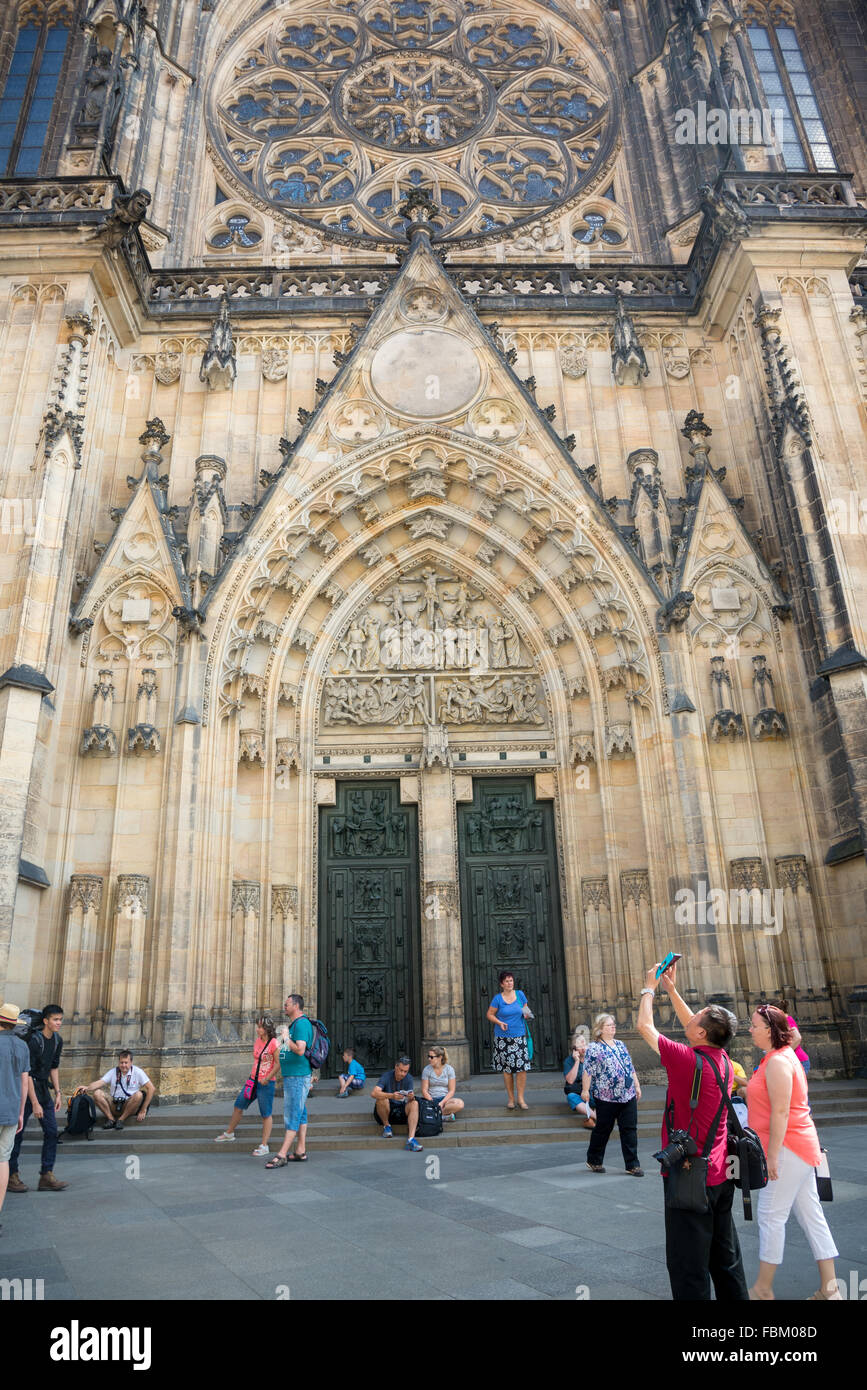 PRAGUE, 5 août : les gens attendent à l'entrée de la cathédrale Saint-Guy de Prague, en République Tchèque Banque D'Images
