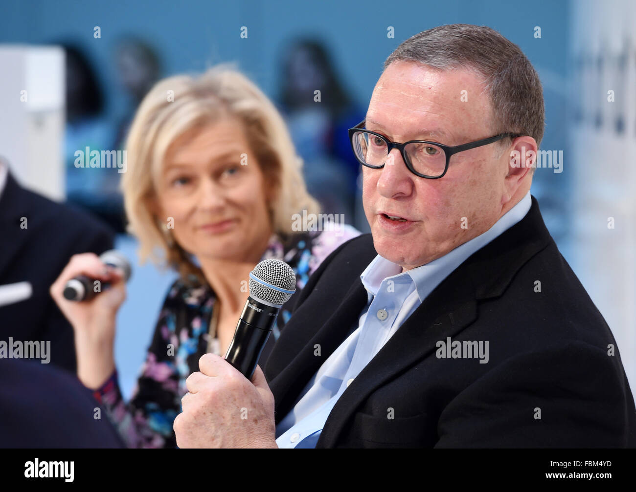 Munich, Allemagne. 18 janvier, 2016. Norman Pearlstine, chef de contenu Time Inc., et Zanny Minton, rédacteur en chef de The Economist, s'exprimant lors de la DLD (Digital-Life-Design) Conférence de Munich, Allemagne, 18 janvier 2016. Pendant trois jours, des conférenciers invités de discuter des tendances et développements dans la numérisation à la conférence innovation. PHOTO : TOBIAS HASE/dpa/Alamy Live News Banque D'Images