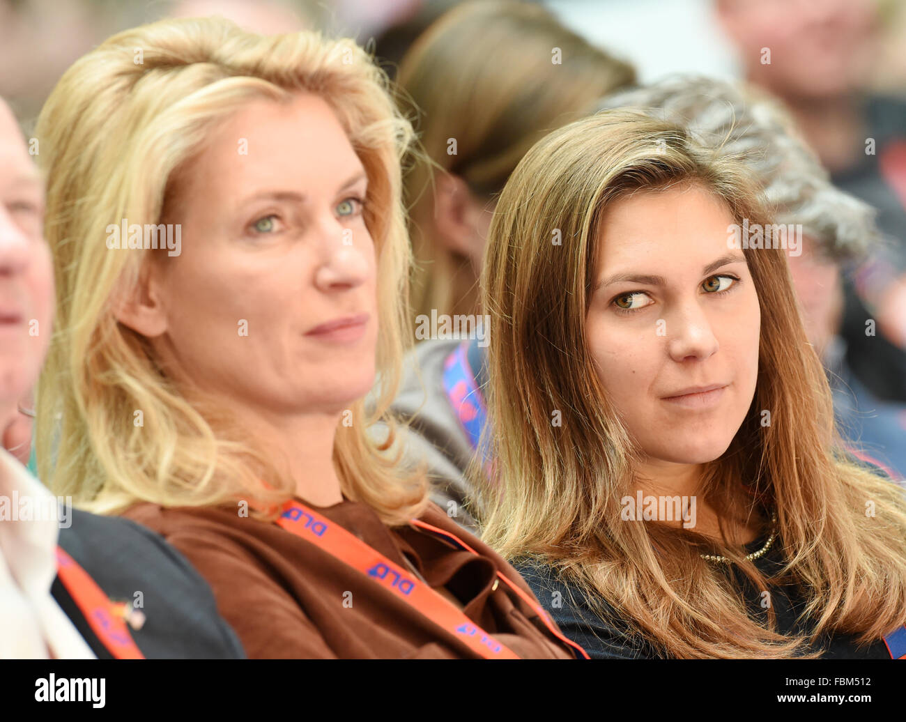 Munich, Allemagne. 18 janvier, 2016. L'actrice Maria Furtwängler (l) et sa fille Elisabeth Burda à la DLD (Digital-Life-Design) Conférence de Munich, Allemagne, 18 janvier 2016. Pendant trois jours, des conférenciers invités de discuter des tendances et développements dans la numérisation à la conférence innovation. PHOTO : TOBIAS HASE/dpa/Alamy Live News Banque D'Images