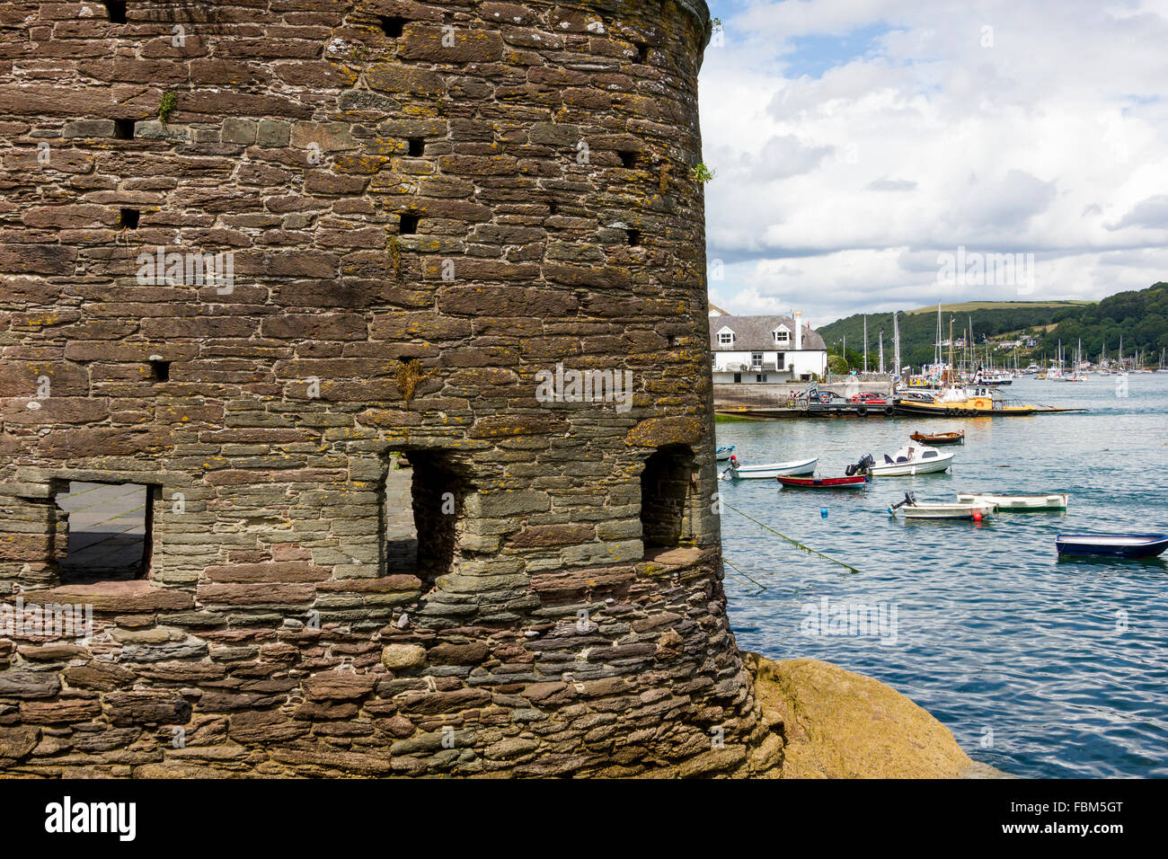 Détail de construction extérieure de l'enceinte fortifiée et les ports d'armes à feu historiques à Fort Bayard's Cove avec vue sur la rivière Dart, Dartmouth, Devon. Banque D'Images