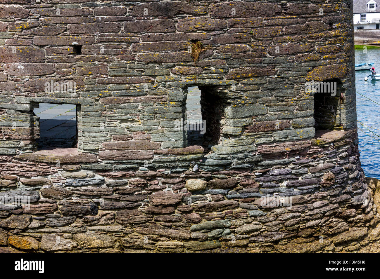 Détail de construction extérieure de l'enceinte fortifiée et les ports d'armes à feu historiques au Bayards Cove Fort ; rivière Dart, Dartmouth, Devon, Angleterre. Banque D'Images