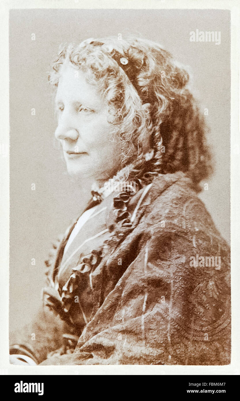 Harriet Beecher Stowe (1811-1896) auteur de 'Uncle Tom's Cabin ; or, Life Among the Lowly' publié en 1852. Ce roman anti-esclavagiste majeur a fait beaucoup pour faire progresser la cause abolitionniste dans les années 1850 Photographie d'un portrait original de studio pris vers 1860 dans la période précédant immédiatement la guerre de Sécession. Crédit : Collection privée / AF Fotografie Banque D'Images