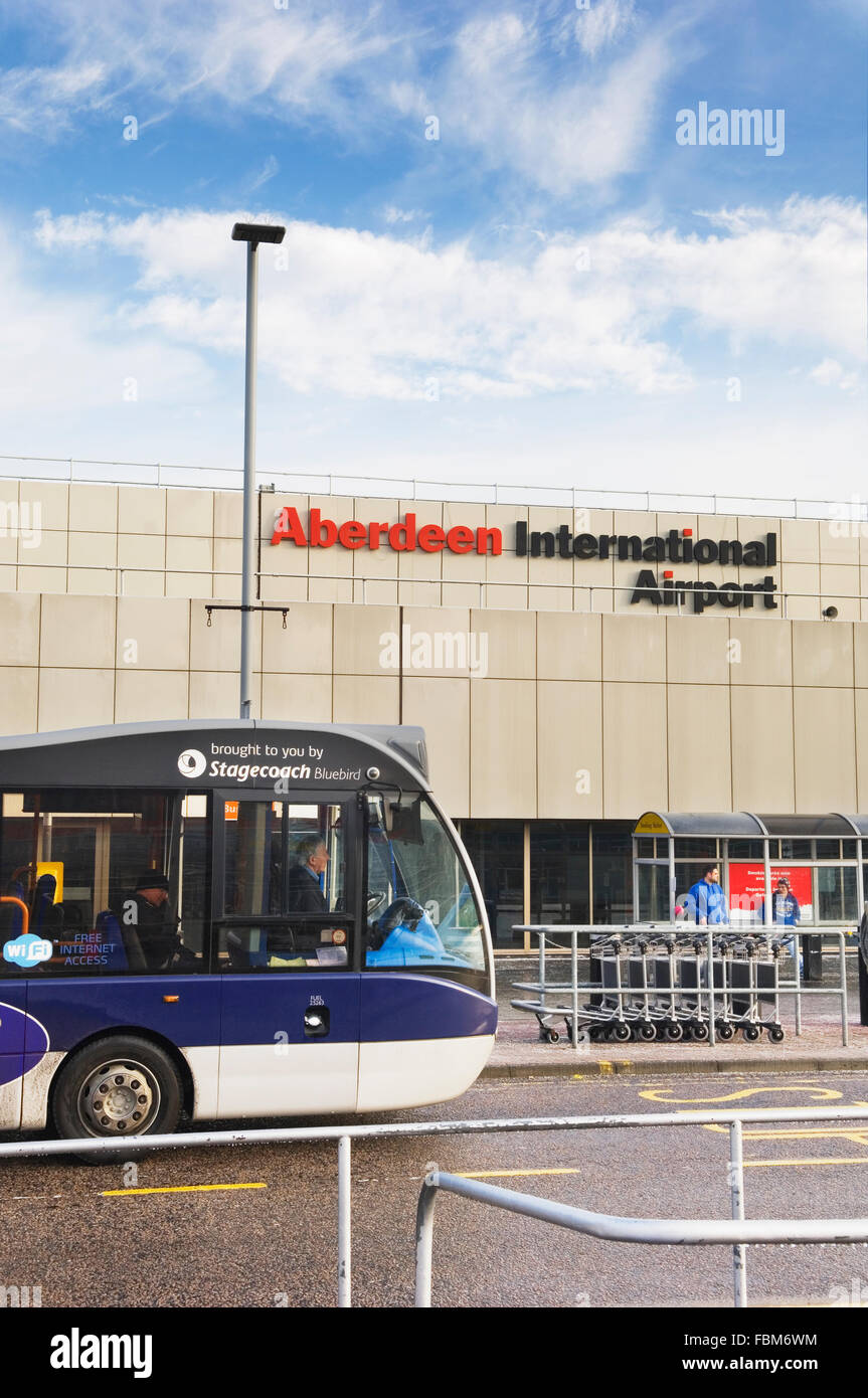 Le bus de l'aéroport à l'aéroport d'Aberdeen - Ecosse, Royaume-Uni. Banque D'Images