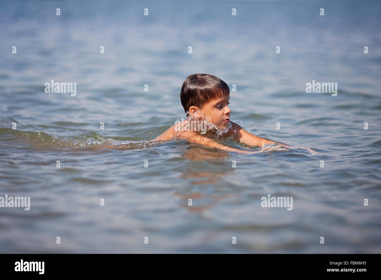 Garçon nager dans la mer Banque D'Images