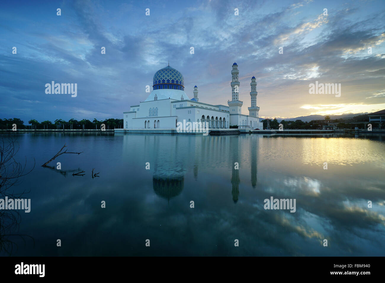 Mosquée flottante, la ville de Kota Kinabalu, Sabah, Malaisie Banque D'Images
