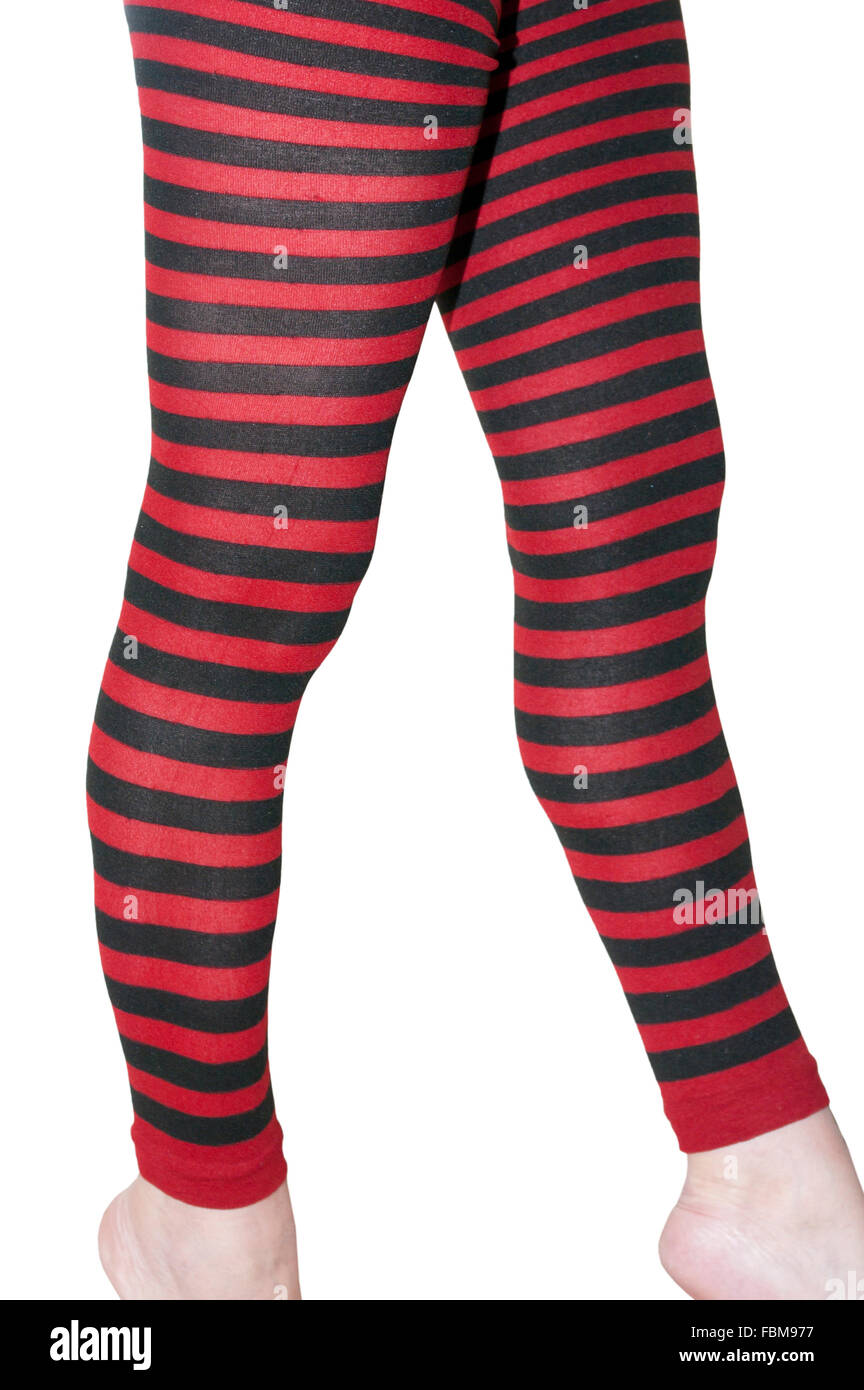 Mesdames les jambes dans la bande rouge et noir collant Banque D'Images