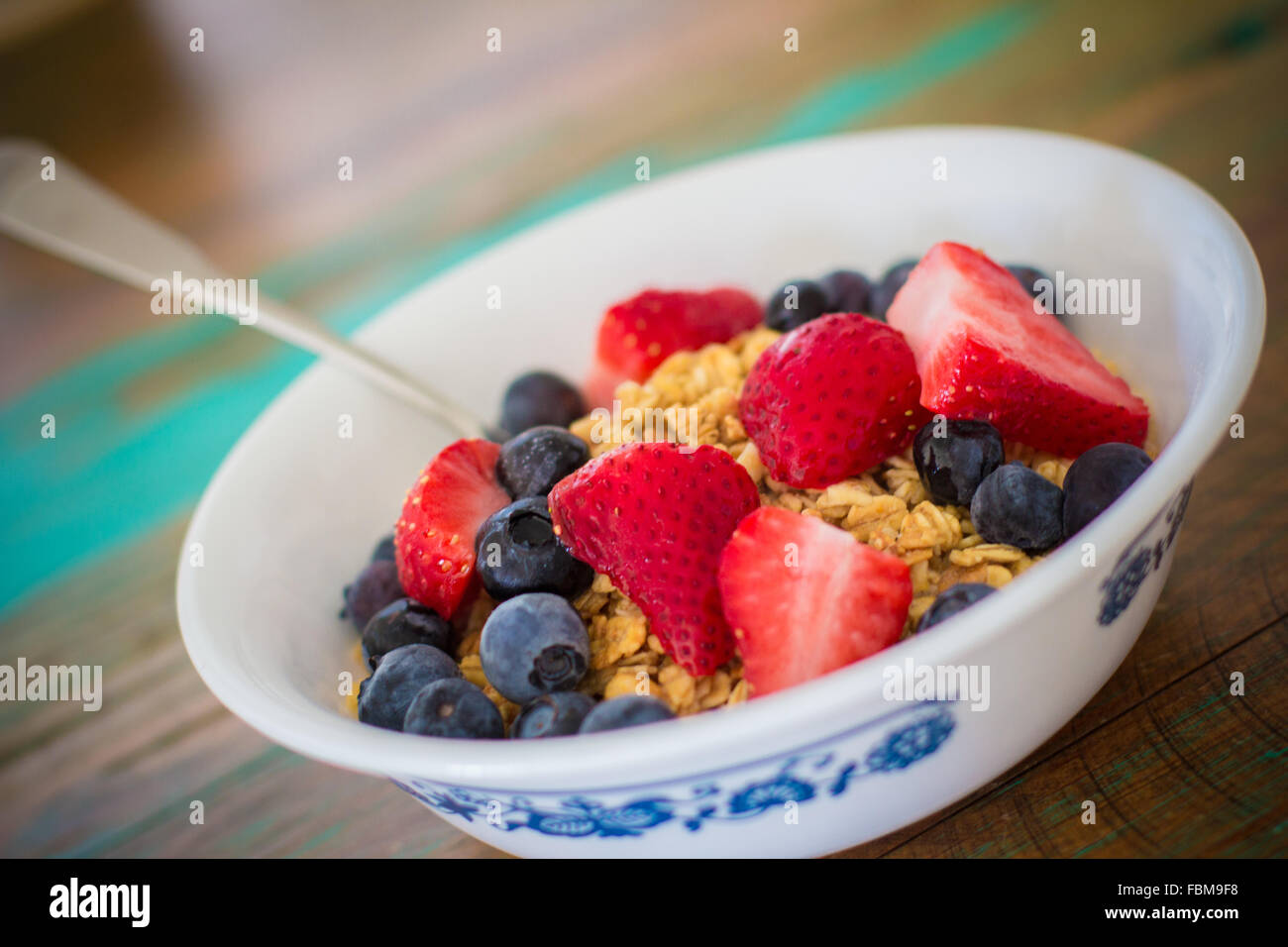 Bol de muesli avec fraises et bleuets Banque D'Images
