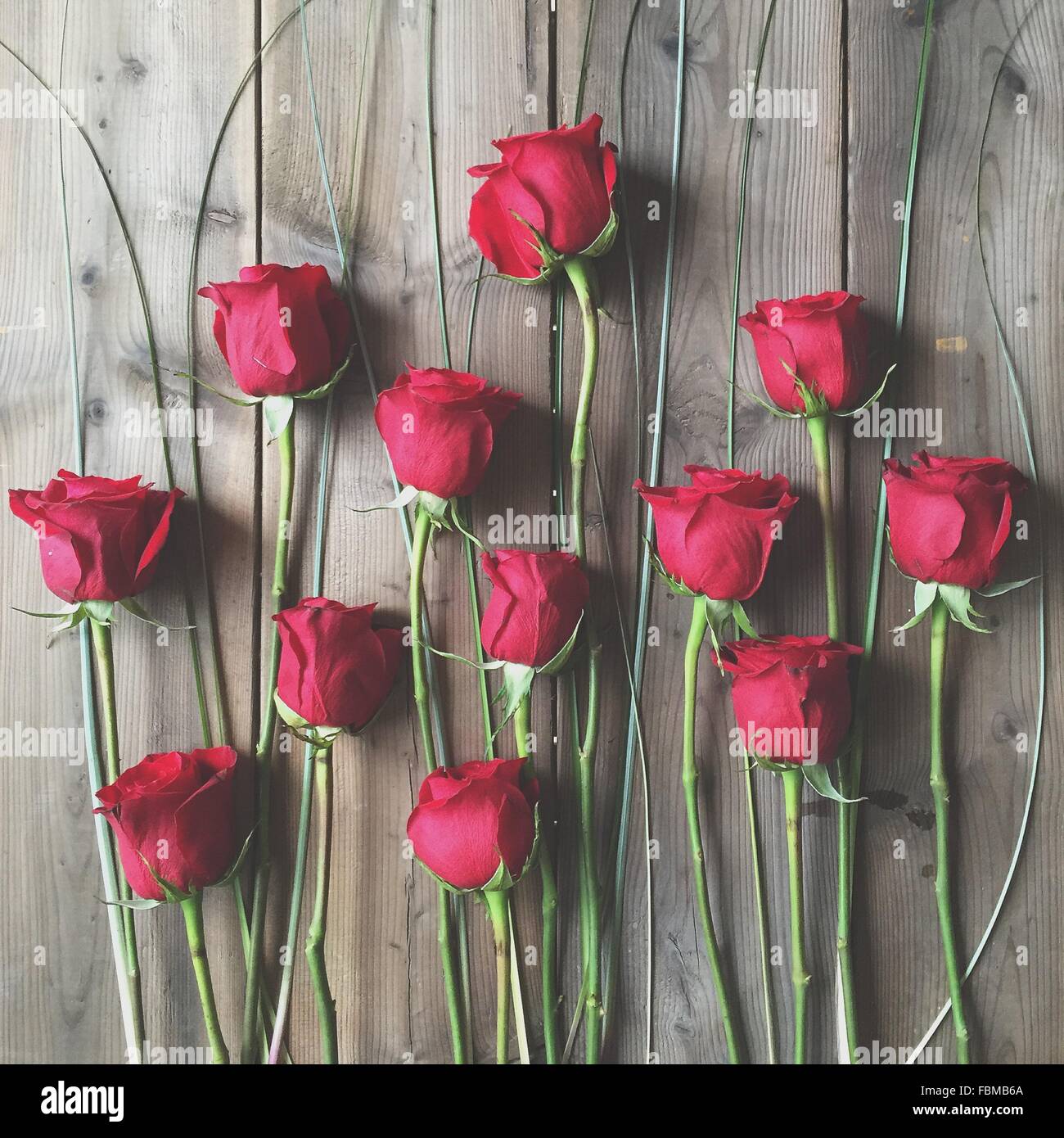 Roses rouges et sur une table en bois Banque D'Images