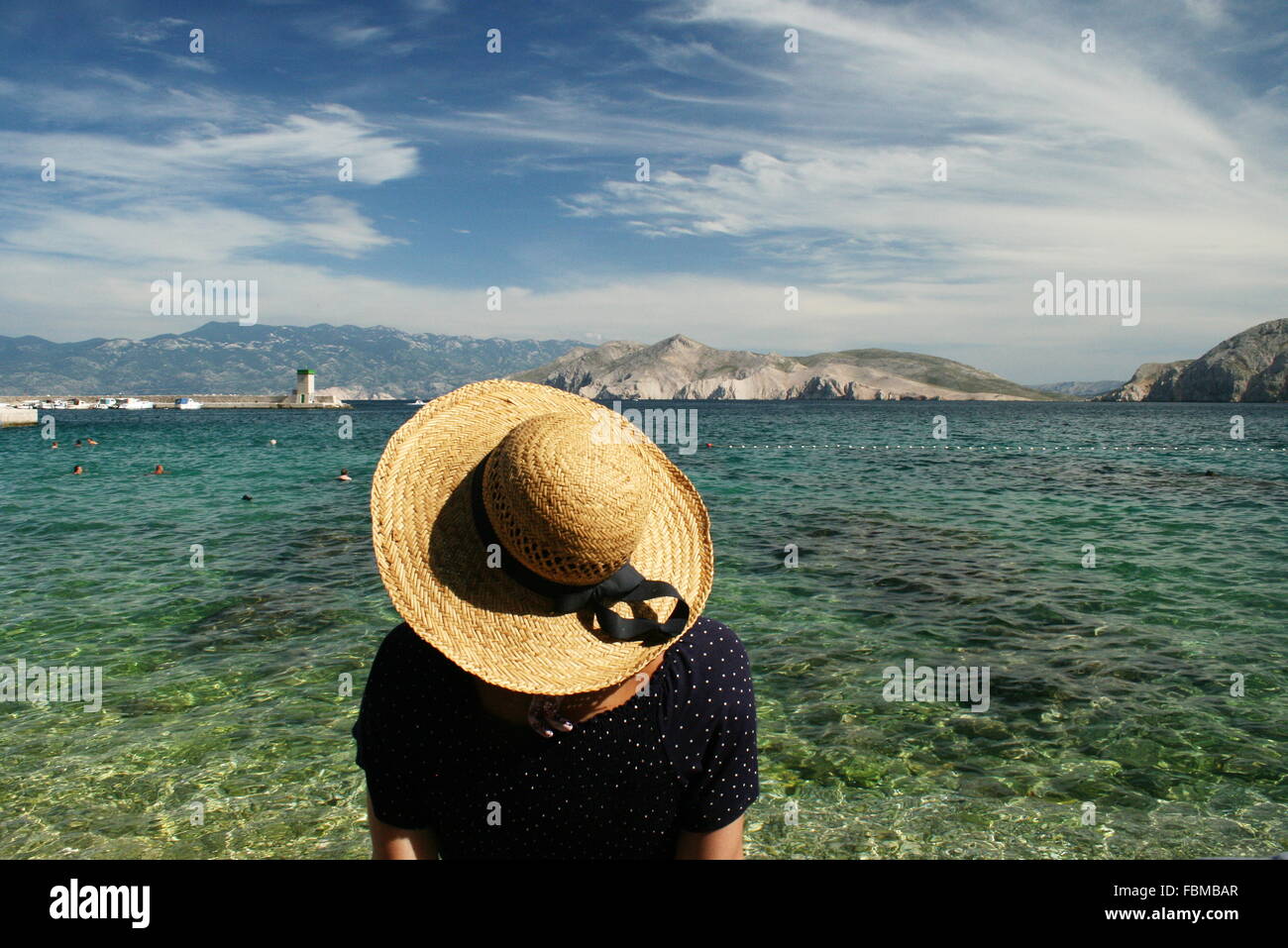 Femme en face de la mer Croate Banque D'Images