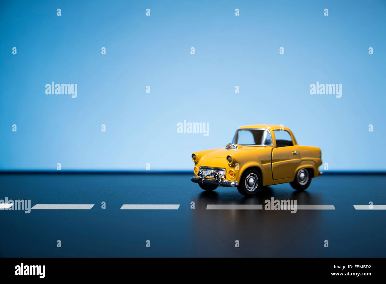 Années 50 classique modèle échelle petite voiture à partir de la vue de face. Banque D'Images