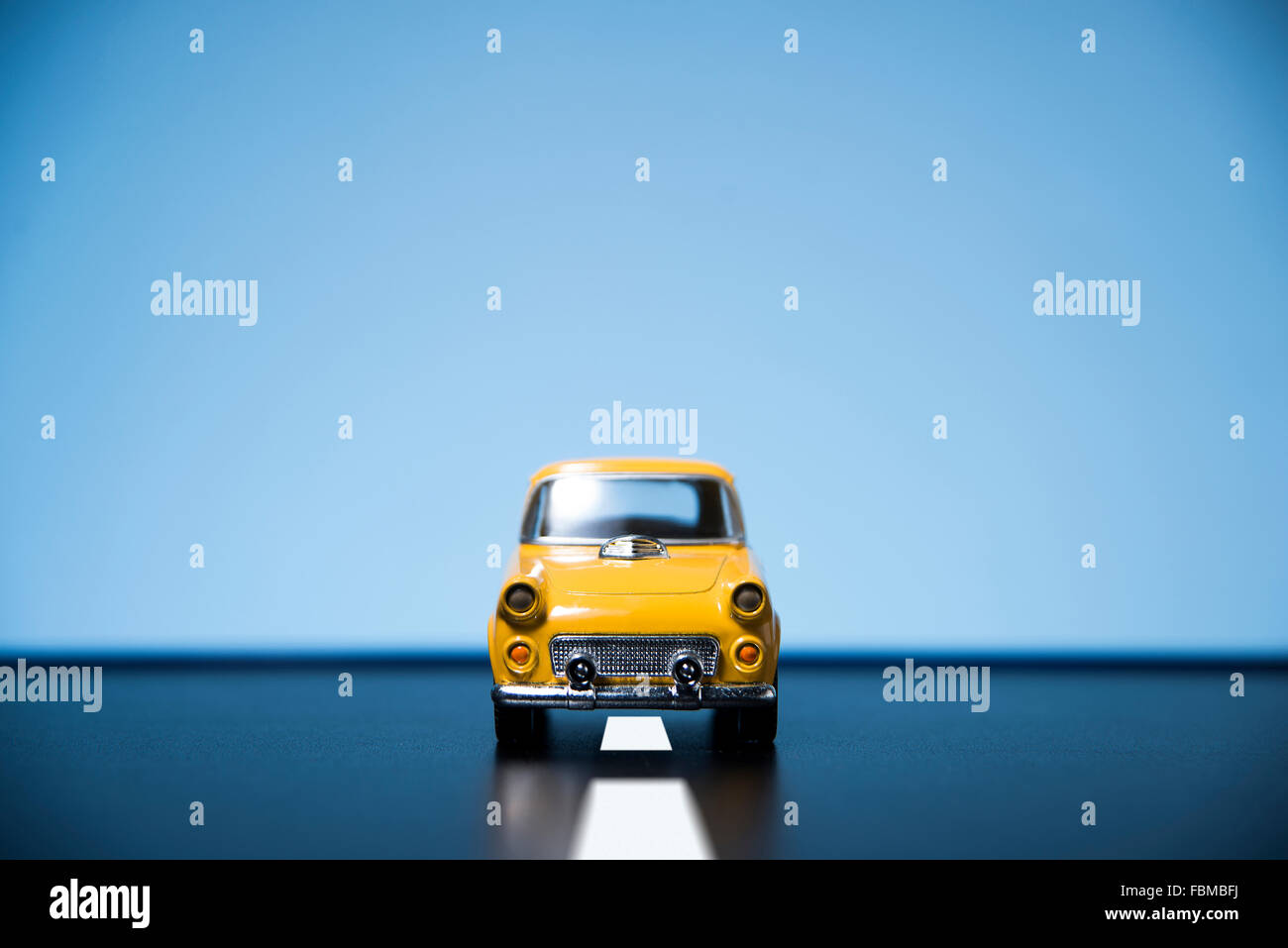 Années 50 classique modèle échelle petite voiture à partir de la vue de face. Banque D'Images