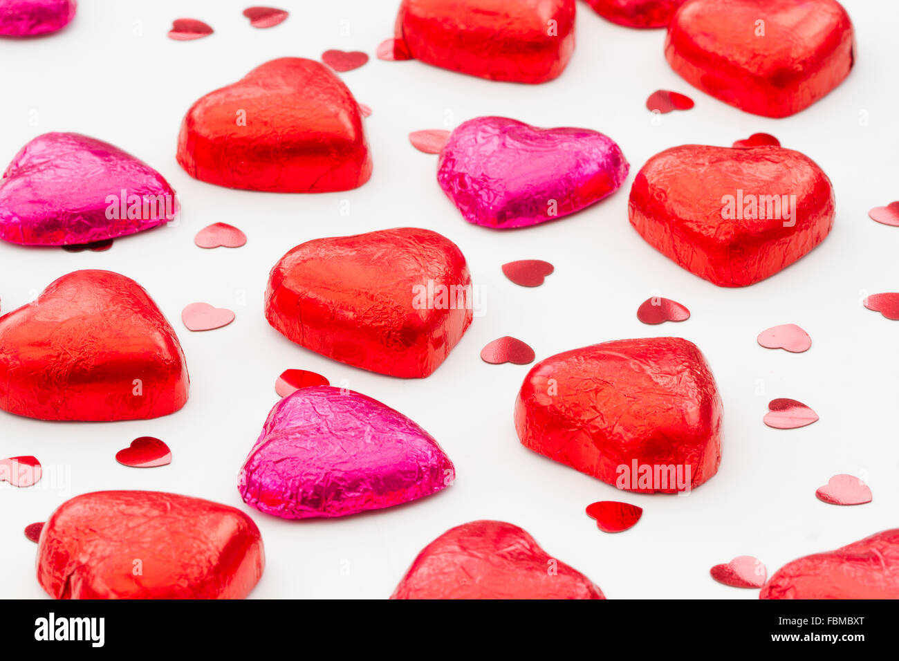 En forme de coeur, saint valentin chocolats sur un fond blanc. Banque D'Images