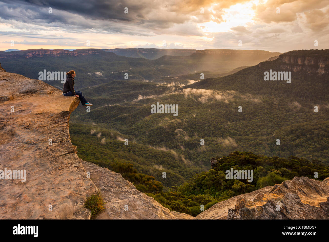 Femme assise sur le rebord de la montagne, parc national de Blue Mountains, New South Wales, Australie Banque D'Images