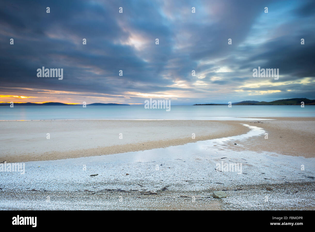 Plus de coucher de soleil spectaculaire plage, Tasmanie, Australie Banque D'Images