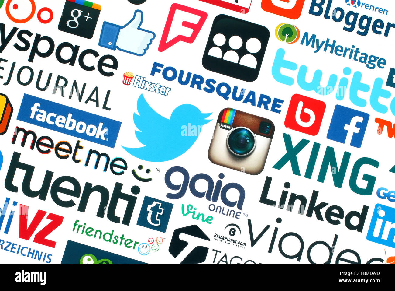 Kiev, Ukraine - le 20 mai 2015:collection de médias sociaux populaires logos imprimés sur papier blanc:Facebook, Twitter, Google Plus, etc. Banque D'Images