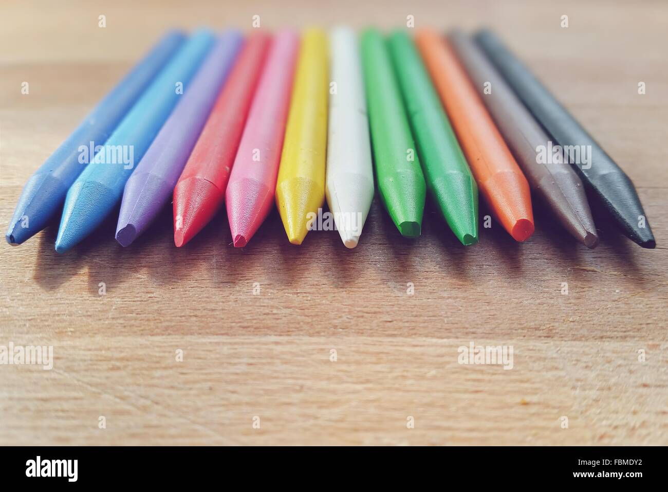Douze crayons de couleur se trouvant sur la table Banque D'Images