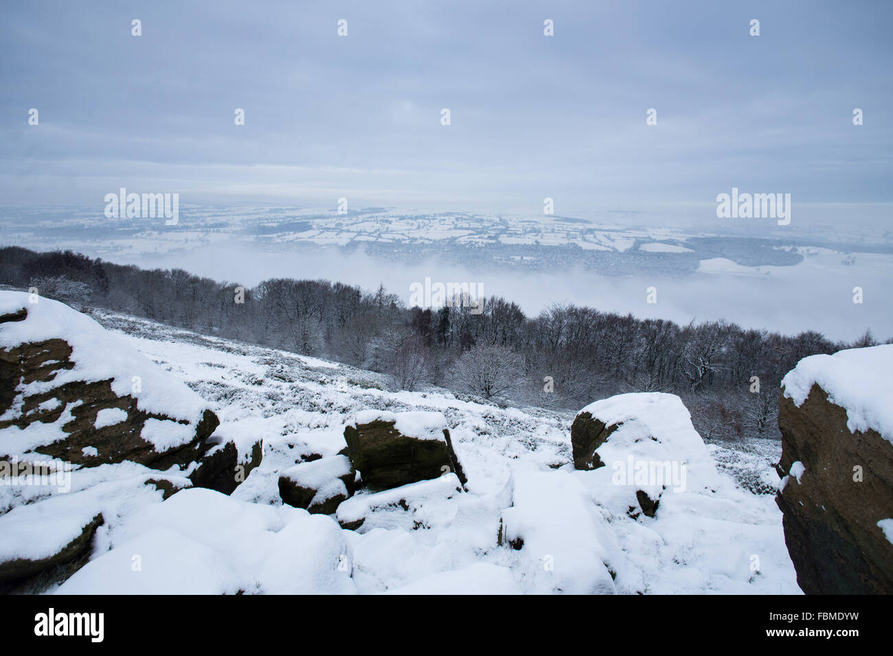 Vue depuis le sommet d'Otley Chevin, après de fortes chutes de neige dans la région de Otley, West Yorkshire. Banque D'Images