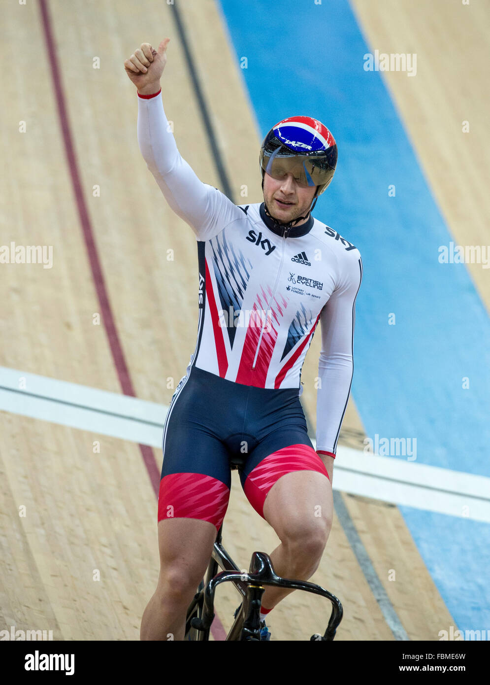 Hong Kong.17 janvier 2016. Grand Britains Jason Kenny bat cycliste français François Pervis de prendre la médaille de bronze au sprint final.Jour 3 de la Coupe du Monde de Cyclisme sur Piste UCI Crédit : Jayne Russell/Alamy Live News Banque D'Images